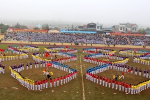 在開幕式上由900多名學生、大學生表演的節目。