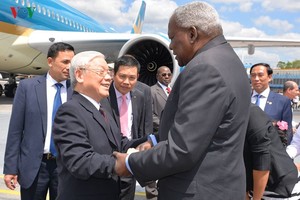 古巴國會主席埃斯特萬在機場迎接阮富仲總書記與代表團。（圖源：VOV）