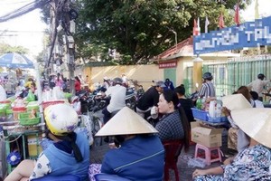 校門前路邊食物攤讓人憂心。（示意圖源：互聯網）