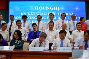 全市24郡、縣出席確保街道和人行道秩序工作競賽協議簽署會議。（圖源：友元）