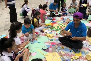 小朋友們一起學做風箏。