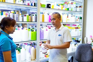 劉國鐘總經理（右）指引員工介紹新產品。