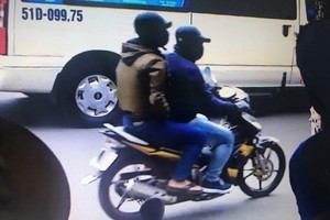 兩名歹徒搶劫銀行不遂潛逃。（圖源：監控視頻截圖）