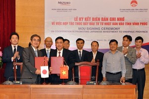 Mizuho Bank亞洲與大洋洲地區總經理今井正二(左二)與永福省人委會副主席武越文簽署合作備忘錄。（圖源：朱僑）