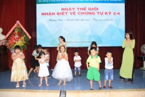 黃德自閉兒融入教育發展輔助中心的老師協助自閉症兒童自信地在舞台上表演。（圖源：玉水）