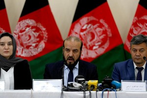 阿富汗獨立選舉委員會主席巴迪‧賽義德(中)在新聞發布會上發表講話。（圖源：路透社）