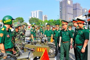 越南人民軍副總參謀長吳明進少將(右三)檢查市司令部的戰備工作。（圖源：晉芝）