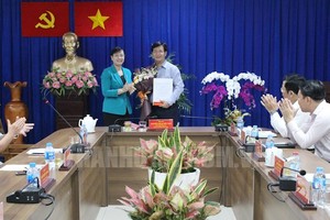 市委副書記阮氏決心向李晉和同志頒發出任第四郡委副書記的《決定》。（圖源：市黨部新聞網）