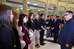 與韓國女團Red Velvet交談。（圖源：韓聯社）