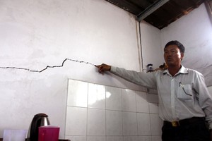 民房牆壁斷裂而感到焦慮不安。（圖源：志杏）