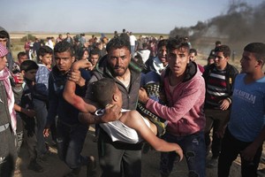 加沙邊境之前的示威，導致最少16名巴人死亡，1400多人受傷。（圖源：AP）