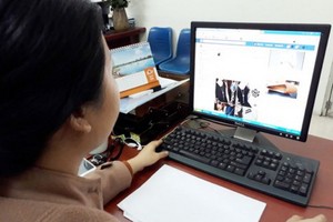 消費者在網上購物。