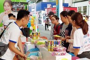 消費者在選購華人企業天龍集團的圓珠筆。