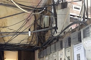 第一郡阮廌街145號公寓內的電線縱橫交錯如同“蜘蛛網”。