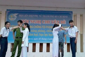 警察隊員指導高中生實習若干防範家庭暴力、自衛的技能。