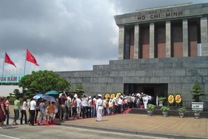 民眾晉謁胡志明主席陵。