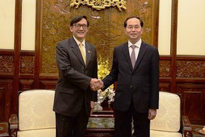 國家主席陳大光(右)接見值工作任期屆滿前來辭行拜會的泰國駐越南大使馬諾齋‧旺帕迪。（圖源：VOV）