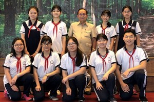 文朗學校考到優秀生稱號的９名學生與老師合照。