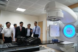 各代表參觀最先進癌症治療設備。