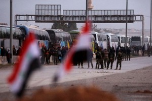 敘政府軍在俄軍協助下組織平民重返東古塔地區。（圖源：路透社）