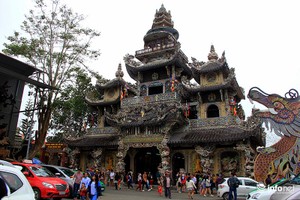 靈福寺以瓷碎片鑲嵌於表面。