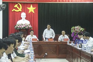 河內市人委會主席阮德鍾(中)在會議上發表講話。