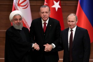 埃爾多安(中)、普京(右)和魯哈尼(左)在土耳其首都安卡拉舉行敘利亞問題峰會。(圖源：路透社)