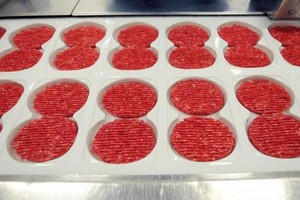 法國食品監測局查出一小批含大腸桿菌肉餅，超市發出招回食品通知。（圖源：AFP）