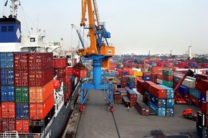 我國港口的進出口活動頻繁。