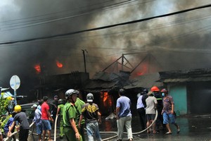 前江省美萩市第七坊保定涌沿岸一個住房突然失火現場。（圖源：茂長）