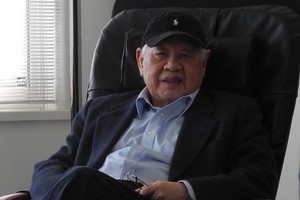 知名詩人洛夫生前照。（圖源：维基百科）