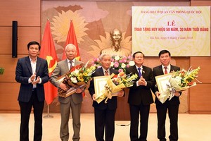 黨中央委員、國會副主席杜伯巳大將(右二)向榮獲50年、30年黨齡紀念章的同志表示祝賀。（圖源：林賢）