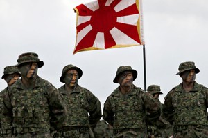 日本“水陸機動團”屬於陸上自衛隊於7日在九州島上舉行成立儀式。（圖源：路透社）