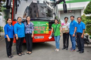 新平郡工會在春節時組辦送工人回鄉過年班車。