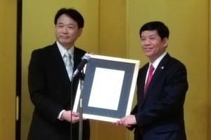 長野夏目醫生（左）接受委任書。（圖源：愛真）