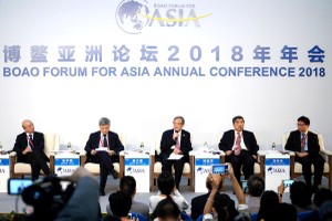 4月8日，博鰲亞洲論壇2018年會新聞發佈會暨旗艦報告發佈會在海南博鰲舉行。這是博鰲亞洲論壇秘書長周文重（中）在發言。（圖源：新華網）