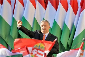 現任總理、青民盟主席歐爾班6日在首都布達佩斯西南方63公里處的賽克斯菲瓦市，為8日的國會大選舉行造勢大會。（圖源：歐新社）