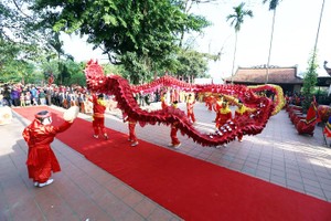 盛會上的舞龍表演。