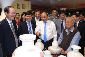 政府總理阮春福參觀陶瓷產品。（圖源：統一）