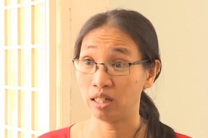 隆泰高中學校數學女教師陳氏明珠。（圖源：視頻截圖）