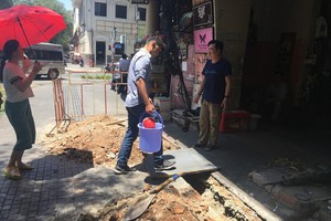 該公寓內的居民到處取水。（圖源：黎潘）