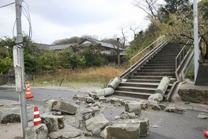 日本島根縣當地時間9日凌晨1時32分發生里氏6.1級地震，有建築物與道路受損。（圖源：路透社）