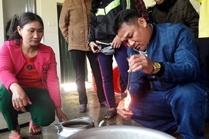 打上的井水點火會燃燒。（圖源：范德）