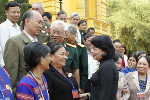 國家副主席鄧氏玉盛與代表交談。