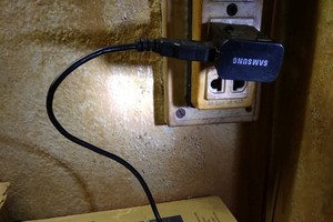 如果充電完畢，便須把插頭拿掉以確保安全。