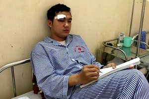 遭行兇的醫生還在住院接受治療。（圖源：VOV）