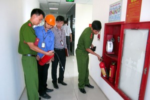 公安部門檢查各公寓的消防工作。