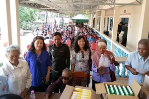 第六郡婦女正在派發藥品給貧困者。