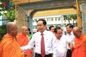 越南祖國陣線中央委員會主席陳清敏前往看望並向芹苴市愛國僧尼團結協會祝賀新年。（圖源：VOV）