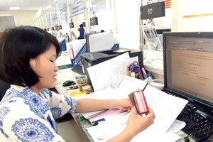 舊邑郡人委會幹部在卷宗上蓋章確認已進行對照正本。